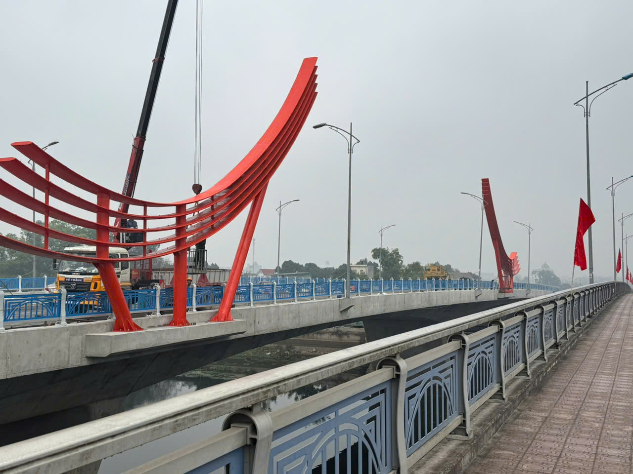 SẢN XUẤT VÀ THI CÔNG BIỂU TƯỢNG TRANG TRÍ CÁNH HẠC TẠI CẦU LIÊM CHÍNH II - THÀNH PHỐ PHỦ LÝ, TỈNH HÀ NAM